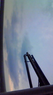 �C�̏�ŋ�𒭂߂�